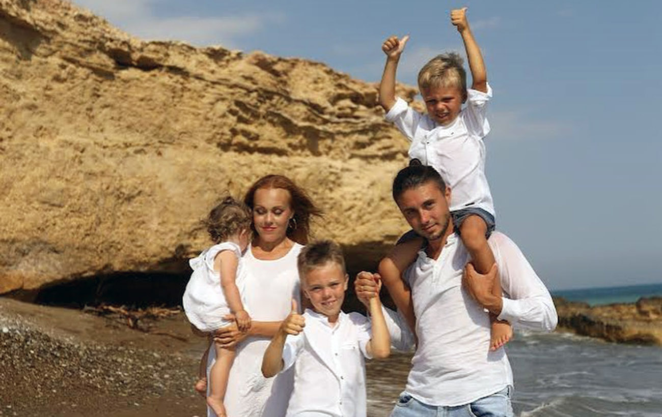 "Воспитываем дух". Певица Alyosha рассказала, как ей с детьми живется в США